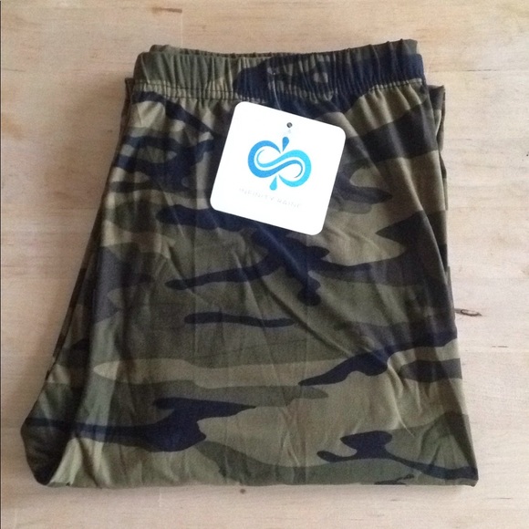 💥 LAST ONE 💥 ✨PLUS✨ Camo Print Soft Leggings - Picture 3 of 8